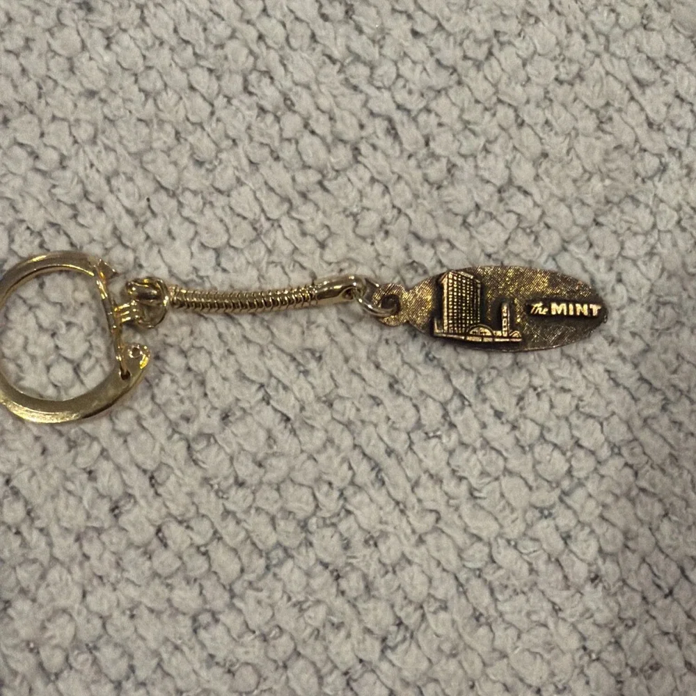 Vtg 70s The Mint Las Vegas Hotel Casino Gambling Gold tone Metal Keychain RARE‎